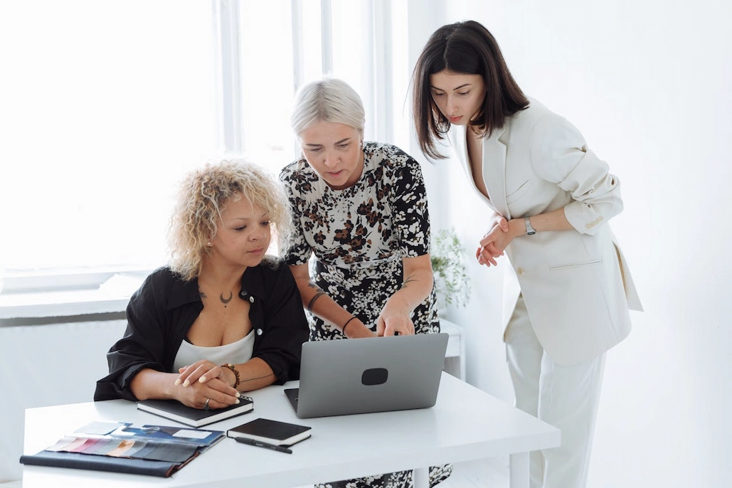 Three women discussing business. Business grants for women in San Jose